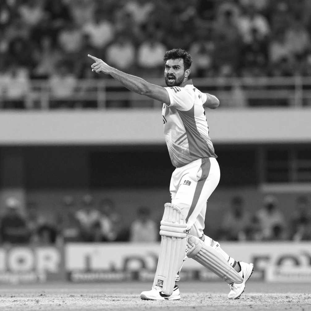 মিরপুরের ৩৪তম ওভার: ধীর পিচে ফাঁক বাড়লে বাংলাদেশের ছন্দ কেন ভাঙে