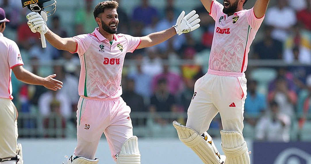 মালিকানা বদলেছে, মজুরি বদলায়নি: হান্ড্রেড বিক্রির খতিয়ানে লুকানো আসল হিসাব মালিকানা বদলেছে, মজুরি বদলায়নি: হান্ড্রেড বিক্রির খতিয়ানে লুকানো আসল হিসাব